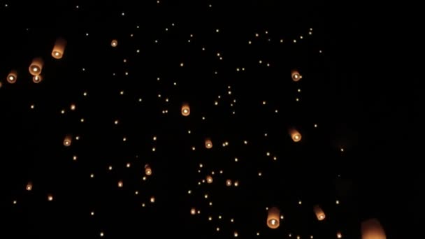 五彩缤纷的烟火在漆黑的夜空中绽放 千千万万美丽可爱的中国造纸节灯笼飘扬 — 图库视频影像