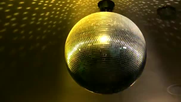 Increíble Festivo Brillante Colorido Espejado Funky Disco Bola Fiesta Club — Vídeo de stock