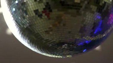 Göz kamaştırıcı, parlak, renkli aynalı, funky disko topu, gece kulübü, tavan süslemesi, dönen lamba ışığı.