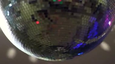 Göz kamaştırıcı renkli aynalı funky disko topu gece kulübü tavan süslemesi dönen lamba aydınlatması