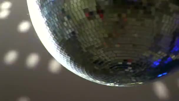 素晴らしい明るいカラフルなミラーファンキーディスコボールパーティーナイトクラブ天井の装飾ランプ照明回転 — ストック動画