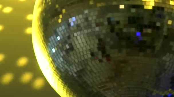 素晴らしい黄金の明るいカラフルなミラーファンキーディスコボールパーティーナイトクラブ天井の装飾ランプ照明回転 — ストック動画