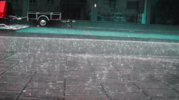 雨のスローモーションビューを満たす息をのむ低角度滴は灰色の湿った舗装アスファルトコンクリート道路上で穏やかな落下 — ストック動画