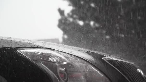 令人心满意足的慢动作景观 在黑色湿淋淋的新式汽车车顶斗篷前灯上 雨滴沉着沉着下来 — 图库视频影像