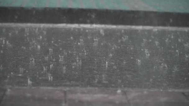 雨のスローモーションビューを満たす絵のような低角度滴は灰色の湿った舗装アスファルトコンクリート道路上で穏やかな落下 — ストック動画