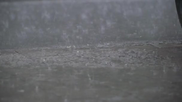 灰泥湿路面沥青混凝土路面雨滴平稳下落时 色彩艳丽的低角度满足慢速运动的要求 — 图库视频影像