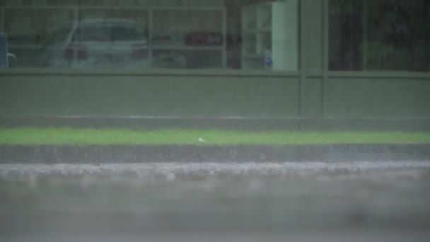 灰色湿式路面沥青混凝土路面雨滴平稳下落的低倾角缓缓运动视图 — 图库视频影像