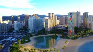 Okyanus kıyısındaki büyük şehir mimarisi, tropikal turizm beldesi üzerinde 4K 'lık insansız hava aracı uçuşu.