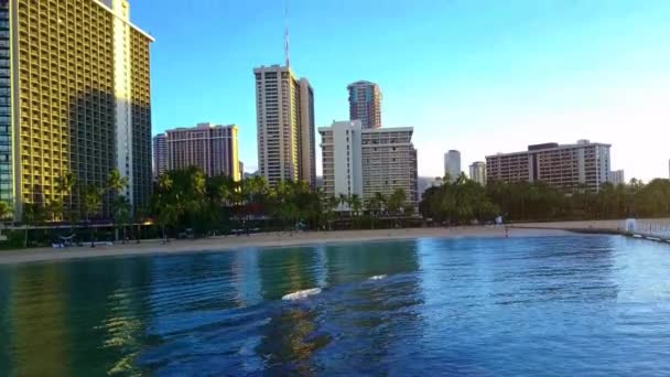 Okyanus Kıyısındaki Büyük Kentsel Modern Şehirde Lüks Gökdelen Mimarisi Üzerine — Stok video