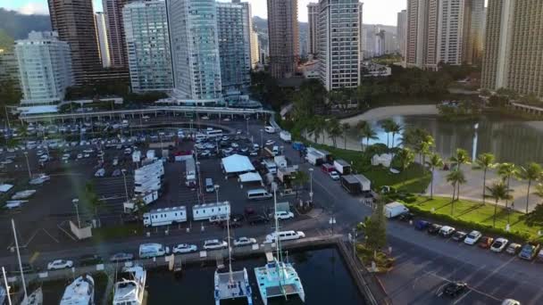 Lenyűgöző Légi Drón Repülés Felett Hatalmas Városi Luxus Jacht Hajó — Stock videók