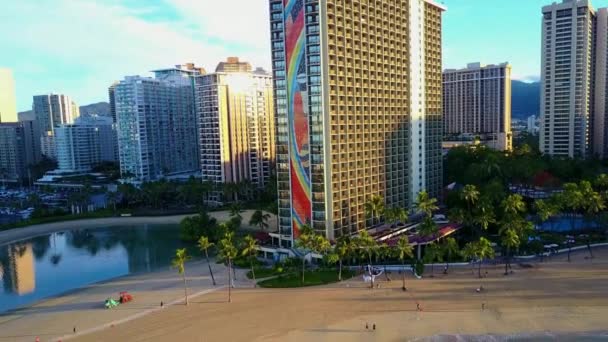 素晴らしい空中ドローン4Kフライオーバーパノラマ現代都市大都市超高層ビル建築海洋による高級観光リゾート — ストック動画