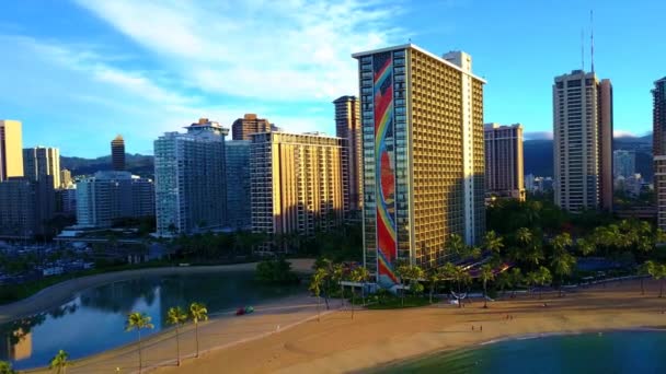 雄大な空中ドローン4Kフライオーバーパノラマ現代都市大都市超高層ビル建築海洋による高級観光リゾート — ストック動画