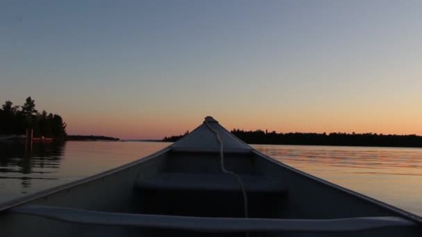 穏やかな鏡面川の風景の中にカヌーボートから壮大な暖かいオレンジの夕日の最初の人のPovショット — ストック動画