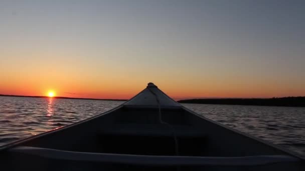 Incrível Noite Laranja Quente Pôr Sol Barco Canoa Espelho Calmo — Vídeo de Stock