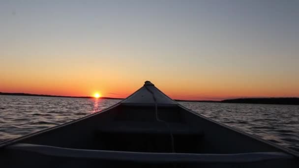 穏やかな鏡面湖の川の風景の中にカヌーボートから美しい暖かいオレンジの夜の夕日一人称Povビュー — ストック動画