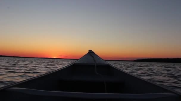 穏やかな鏡面湖の川の風景のカヌーボートからの見事な暖かいオレンジの夕日の最初の人のPovビュー — ストック動画