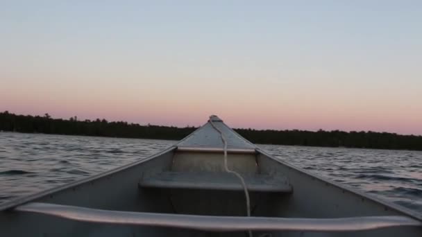 カヌーボートから穏やかな鏡の表面湖の川の風景の上に夕日の空に絵のように美しい一人称Povビュー — ストック動画