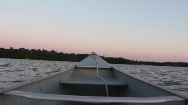 カヌーボートから穏やかな鏡面湖の川の風景の上に夕日の空の壮大な最初の人のPovショット — ストック動画