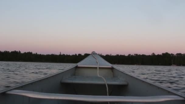 カヌーボートから穏やかな鏡面湖の川の風景の上に夜の夕日の空の息をのむ最初の人のPovショット — ストック動画