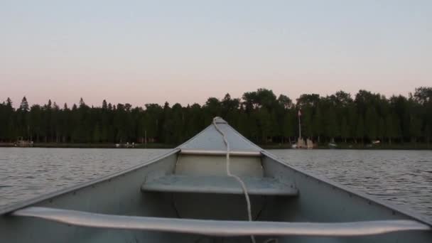 カヌーボートから穏やかな鏡面湖の川の風景の上に暖かい夜の夕日の空に信じられないほどの最初の人のPovビュー — ストック動画
