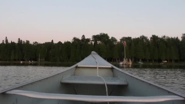 カヌーボートから穏やかな鏡面湖の川の風景の上に暖かい夜の夕日の空に美しい最初の人のPovビュー — ストック動画
