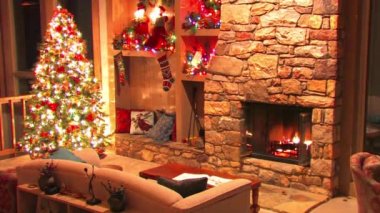 Noel ağacının güzel Noel arifesi oda dekorasyonu şöminede yanan odunların atmosfer döngüsü.