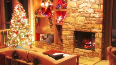 Mükemmel Noel ağacı Yeni Yıl Arifesi oda dekorasyonu şöminede yanan odunlara döngü manzarası