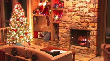 Muhteşem Noel ağacı, yeni yıl arifesi oda dekorasyonu şöminede yanan odunların atmosfer döngüsü.