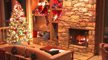 Şenlikli Noel ağacı Noel arifesi oda dekorasyonu şöminede yanan odunların atmosfer döngüsü.