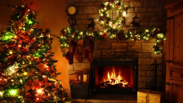 令人难以置信的4K的柴火燃烧壁炉回圈在舒适的圣诞树下新年装饰诺埃尔房间 — 图库视频影像