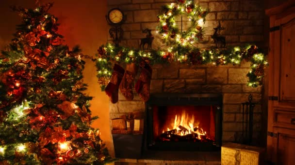 Krásné 4k záběr ohně plamen hořící krbová smyčka v útulné slavnostní vánoční stromeček Nový rok dekorace Noel pokoj