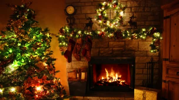 Výborný 4k záběr ohně hořící krbové smyčky v útulné slavnostní vánoční stromeček Nový rok dekorace Noel pokoj