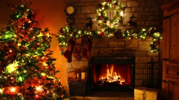 Fabelhafte 4k Schuss Feuerholz Flamme brennenden Kamin Schleife in gemütlichen festlichen Weihnachtsbaum Neujahr Dekoration Noel Zimmer