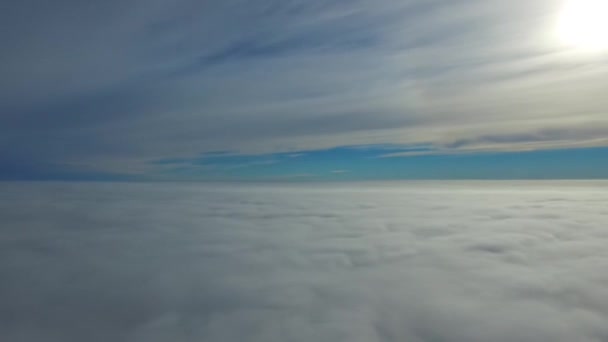 信じられないほどの空のヘリコプターのドローンは 青空に白い雨のふわふわの雲の上に着実にショット飛行晴れた日の雲 — ストック動画