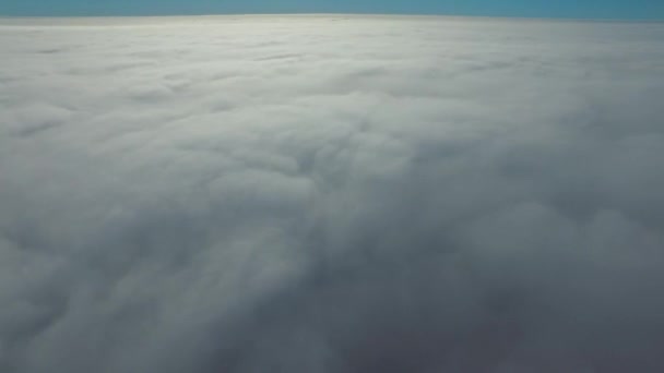 在晴空万里的蓝天里 在白雨飘飘的云彩上 令人叹为观止的无人驾驶飞机平稳地盘旋着 — 图库视频影像