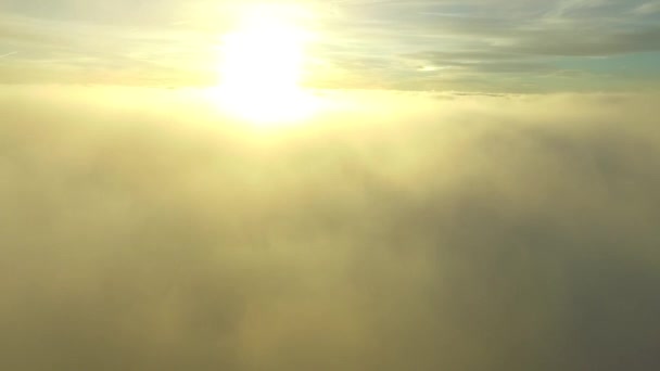 青い空に白い雨のふわふわの雲の上に素晴らしい空のヘリコプターのドローンのショット飛行夕日の雲の風景 — ストック動画