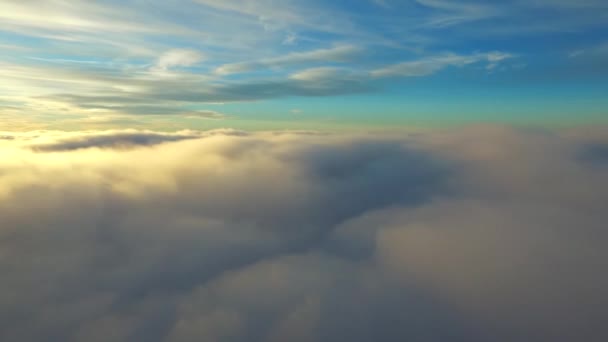 青空に白い雨のふわふわの雲の上に豪華な空中ドローンヘリコプターのショット日没の日差しの雲の風景 — ストック動画