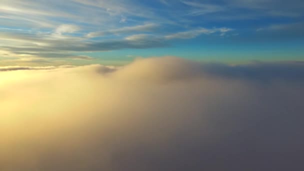 青空に白い雨のふわふわの雲の上の雄大な航空機のヘリコプターのビューのフライト日没の日差しの雲の風景 — ストック動画
