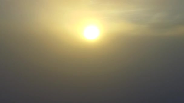 Сказочный Воздушный Вертолет Дрон Выстрелил Полет Над Белым Дождём Пушистые — стоковое видео