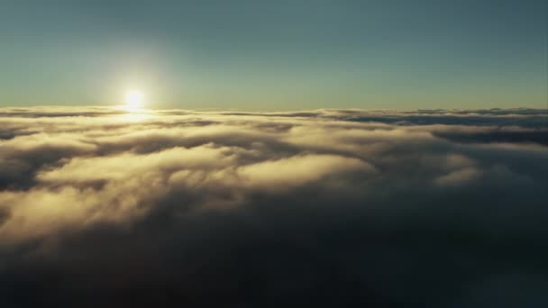 Impresionante Vuelo Aéreo Helicóptero Teledirigido Sobre Nubes Lluvia Blanca Esponjosas — Vídeo de stock