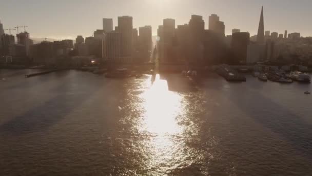 サンフランシスコの近代的な市街地の高層ビル建築スカイライン日没の街並みの絵のような空中ドローンビュー — ストック動画