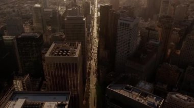 San Francisco 'nun şehir merkezindeki modern şehir mimarisinin büyük gökdelen binasındaki etkileyici insansız hava aracı antenleri.