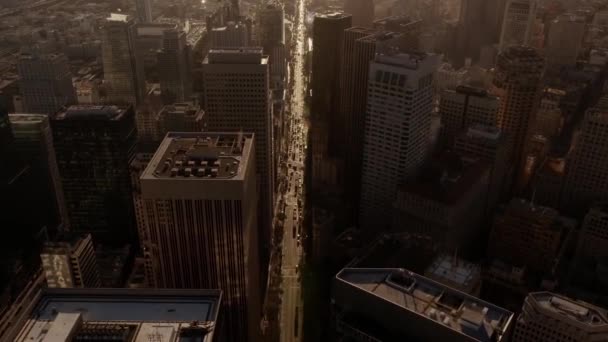 サンフランシスコのダウンタウンの近代的な都市建築の高層ビルの巨大な高層ビルの印象的な無人航空機 — ストック動画