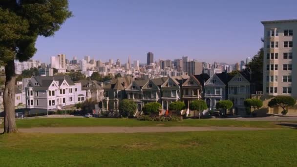 人気のある現代的な小さな家の信じられないほどの空中ショットサンフランシスコのダウンタウン地区の街並み — ストック動画