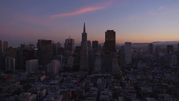 美丽而稳定的空中景观实时大旧金山温暖的粉红蓝色黄昏日落城市景观市中心轮廓 — 图库视频影像