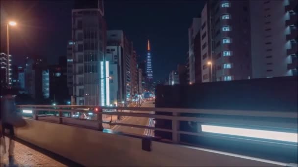 Вид Оживленную Городскую Магистраль Ярком Ночном Свете Современной Архитектуры Центра — стоковое видео