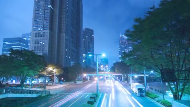 見事な安定した時間経過ネオン青の夜の光忙しい交通上の照明現代的なダウンタウンの建築高速道路の道路 — ストック動画