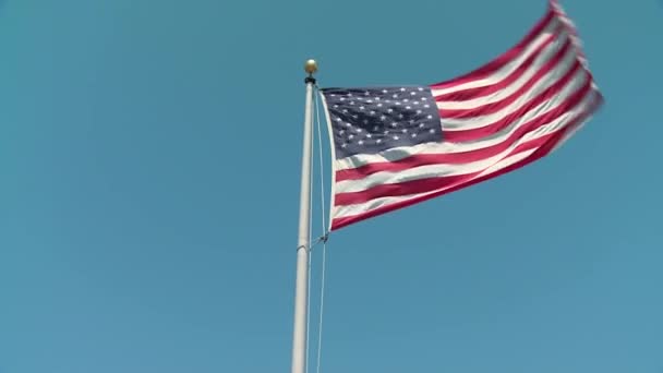 迷人的国家象征美国国旗星条旗迎风飘扬 蓝天阳光普照 — 图库视频影像