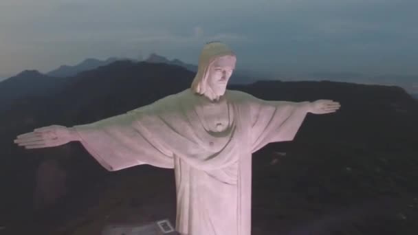 在基督救赎者里约热内卢雕像的上空盘旋在壮观的巴西黄昏的日落海景中 — 图库视频影像