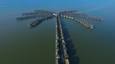 Tropikal okyanus bulutlu deniz manzarasında Avani Sepang Gold Coast tatil beldesi Malezya üzerine mükemmel bir hava aracı görüntüsü